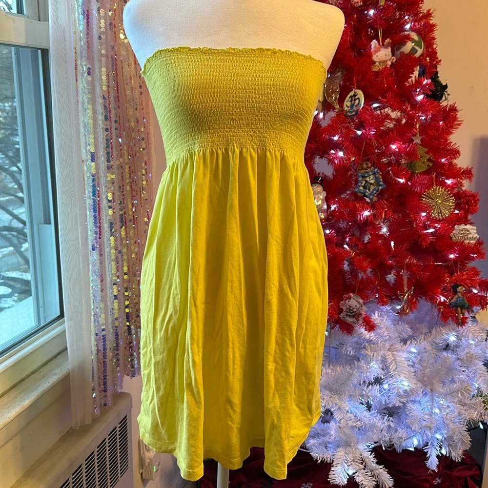 Old Navy Size Medium Women's yellow sleeveless cover-up!